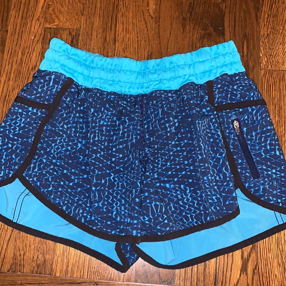 Lululemon Tracker III short; Samba Snake Kayak Blue Hero Blue / Kayak Blue